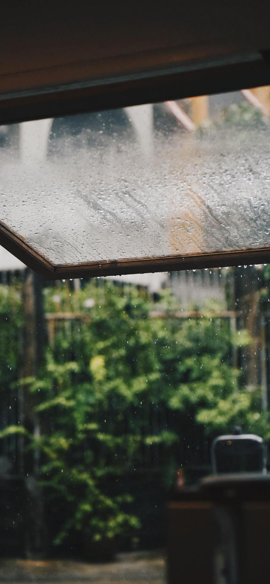窗外的下雨天