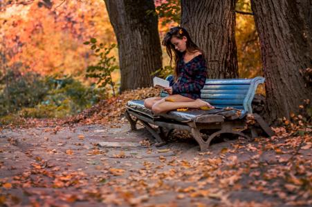 女孩，黑发，公园，树木，叶子，长凳，秋季，书