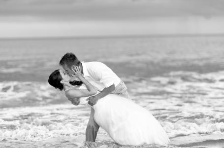 亲吻在沙滩上，新娘，新郎，浪漫，幸福