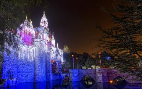 华丽的圣诞节灯睡觉的美丽城堡迪士尼乐园沃尔特·迪斯尼美丽的城堡迪斯尼乐园美国加利福尼亚州圣诞花环装饰灯晚上桥灯