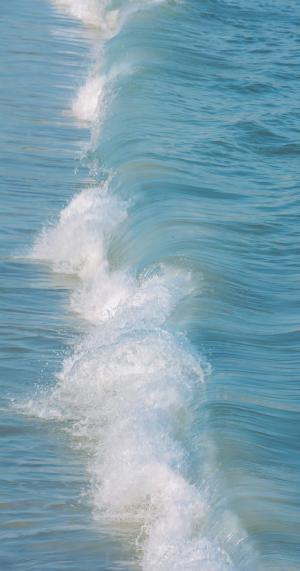 大海上翻滚的海浪