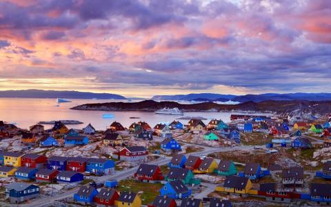 格陵兰岛，岸边，浮冰，渡船，五颜六色的房子，山，云
