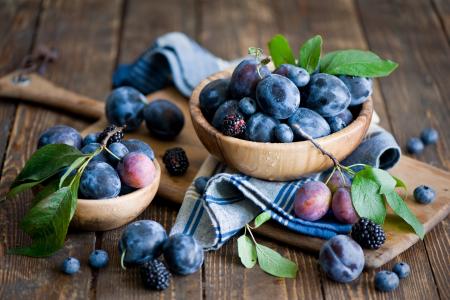 李子，黑莓，蓝莓