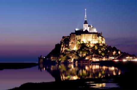 圣米歇尔山，法国，法国，城堡，教堂，大教堂，城市，海，岛，晚上，日落，灯