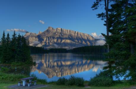 两个杰克湖，班夫国家公园，加拿大，加拿大，湖，登山Rundle，山，树，倒影，景观