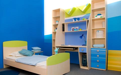 儿童房，床，蓝色的墙壁
