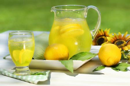 柠檬水，柑橘类水果，水罐