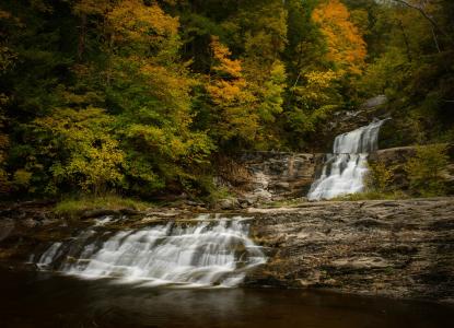 肯特瀑布，康涅狄格州，瀑布，瀑布，木材，秋天