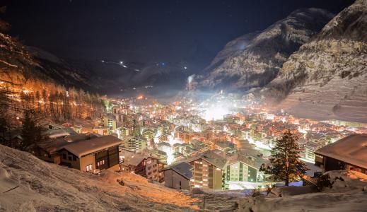 瑞士，镇，夜，冬天，灯，雪，山，峡谷，新的一年