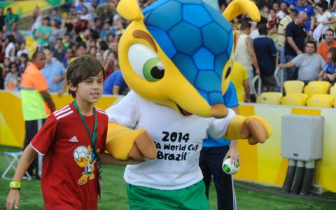 2014年巴西足球世界冠军塔利斯曼表示欢迎，我是一名年轻的足球运动员