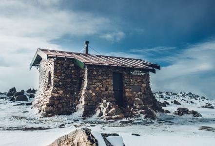 风雪里孤独的小屋