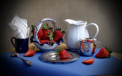 浆果，草莓，水罐，餐巾，马克杯，花瓶，静物