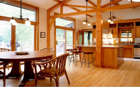 美丽的木制厨房，大窗户