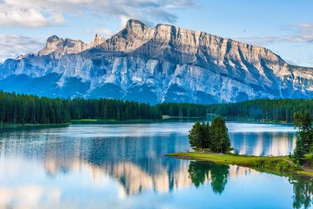 艾伯塔省加拿大，山，森林，湖泊，两个杰克湖，班夫国家公园