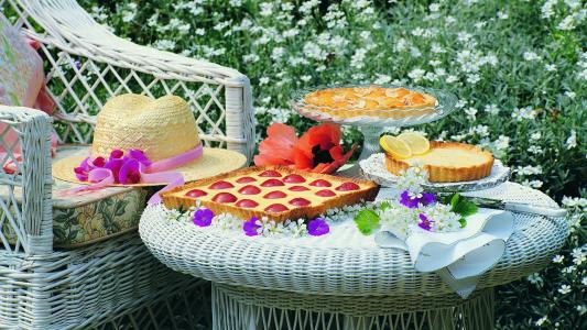 桌子在花园里，自制蛋糕