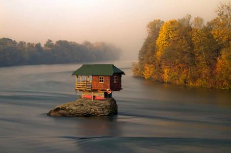 塞尔维亚，drina河，小房子，秋天