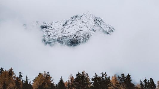 雾气笼罩的雪山风光