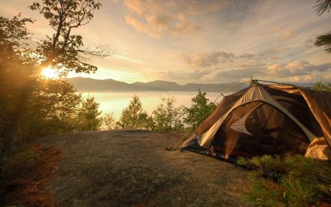 帐篷，湖上日出