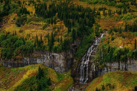 冰川国家公园，蒙大拿州，秋天，高山，树木，瀑布，景观