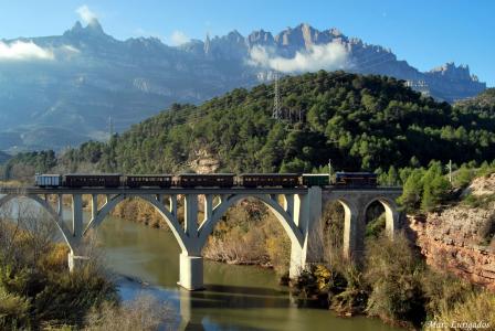 山，河，桥，火车，火车