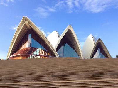 蓝天下的悉尼歌剧院