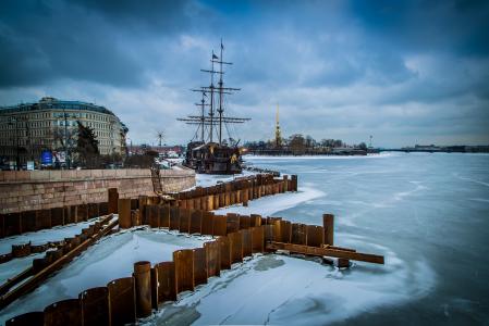 圣彼得堡，这条河是冰封的，路堤，船