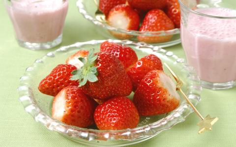 草莓，茶碟，叉子