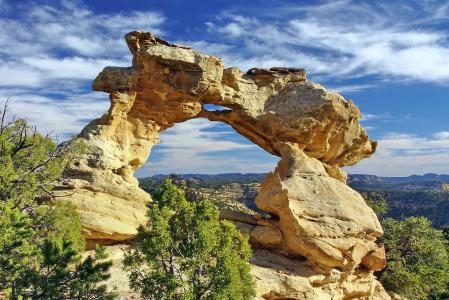 Parade Ladder-Escalante，美国犹他州，岩石，拱门，接吻龙，龙的吻，砂岩，树木，天空，云彩