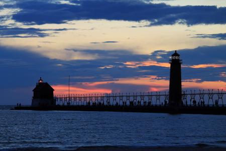 晚上，橙色的夕阳，天空，云，海，灯塔，光，码头，码头，人