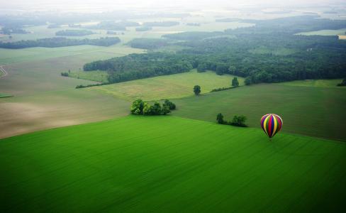 气球，绿色的田野