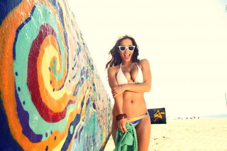 在泳装，海滩上的女孩，涂鸦，沙滩，海，豪华的女孩，沙伊玛丽亚墙上的黑发