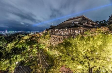 清水寺，日本京都，清水寺，日本京都，寺庙，全景，夜晚的城市，树木，人类发展报告