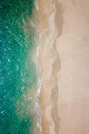 优美迷人的沙滩海浪