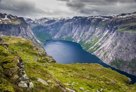 景观，山，湖，湖Ringedvalsvatn，挪威