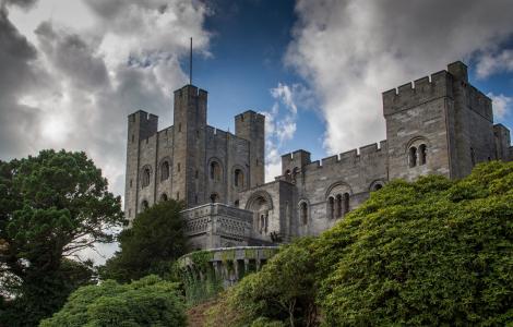 Penrhyn城堡，Bangor，Gwynedd，北威尔士，英国，Penryn城堡，Bangor，北威尔士，英国，城堡，灌木丛