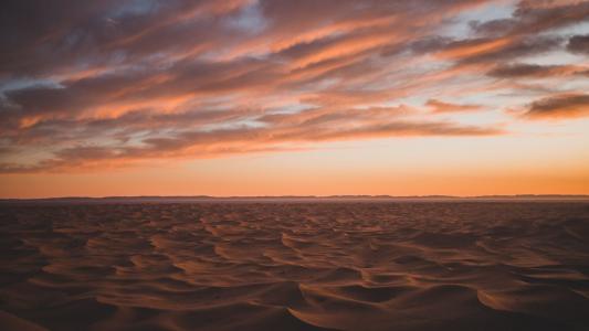 黄昏下的沙漠景色
