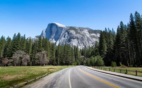 加利福尼亚州约塞米蒂国家公园，加利福尼亚州优胜美地，山脉，森林，树木，道路