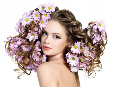 棕发女人，头发，鲜花，蓝色的眼睛，白色背景