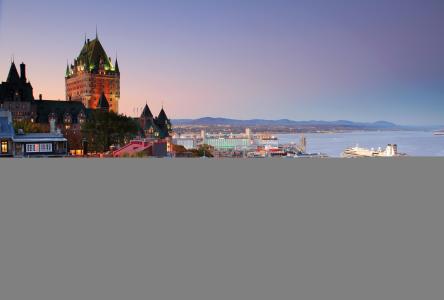 城市加拿大魁北克省加拿大省魁北克海海湾城堡堤防港口城市家庭晚上景观日落游轮班轮