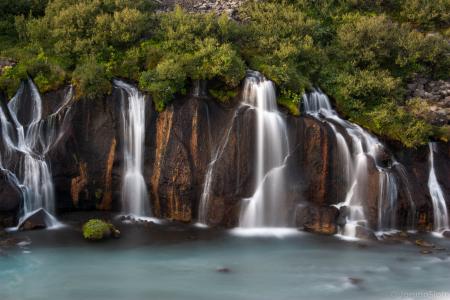 Hraunfossar瀑布，冰岛，冰岛，瀑布，岩石，树木