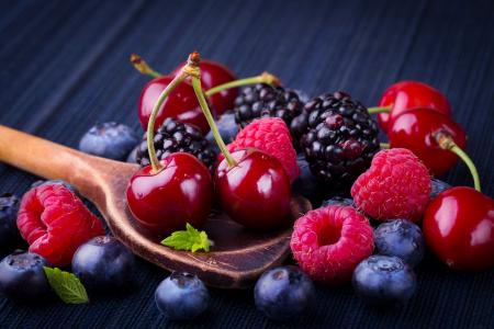 浆果，覆盆子，蓝莓，黑莓，樱桃