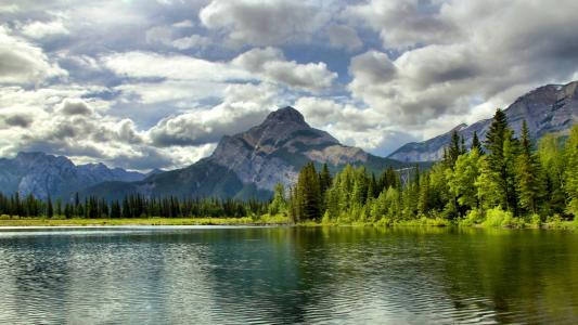 Mount McGillivray，加拿大艾伯塔省，加拿大艾伯塔省，山脉，湖泊，森林，云彩