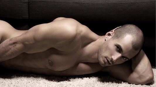 裸体，英俊，躺在沙发上