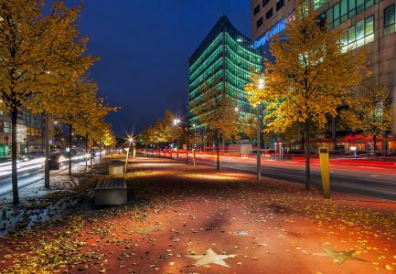 波茨坦广场柏林明星大道柏林德国德国城市夜晚秋天树叶长凳道路耐力建筑物