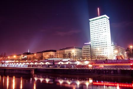 在维也纳多瑙河运河，城市，夜晚，灯光