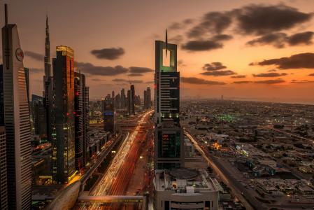 迪拜，阿联酋，日落，晚上，灯光，建筑物，摩天大楼，道路，交通，城市