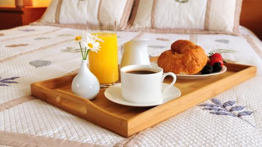 床上，托盘上的早餐，咖啡