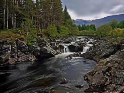 河Orchy，苏格兰，苏格兰，河流，石头，森林，山脉