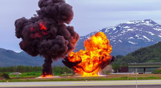挪威2013年，山，路，军事演习，爆炸
