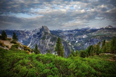 加利福尼亚州的优胜美地山谷，山脉，树木，风景